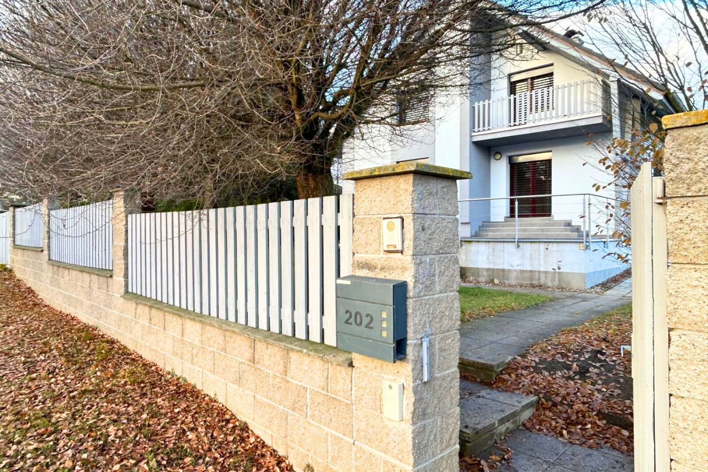 Pronájem prostorného rodinného domu 4+1 (222 m²) se zahradou, dvojgaráží - Kyšice