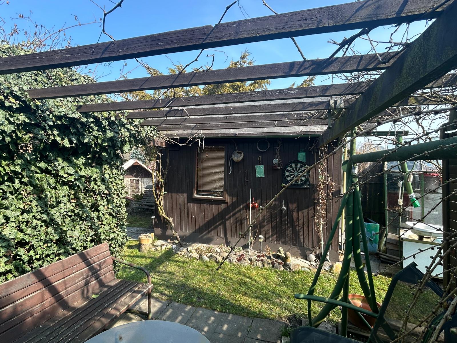 Chata s pronajatou zahrádkou v zahrádkářské kolonii – díl č. 53